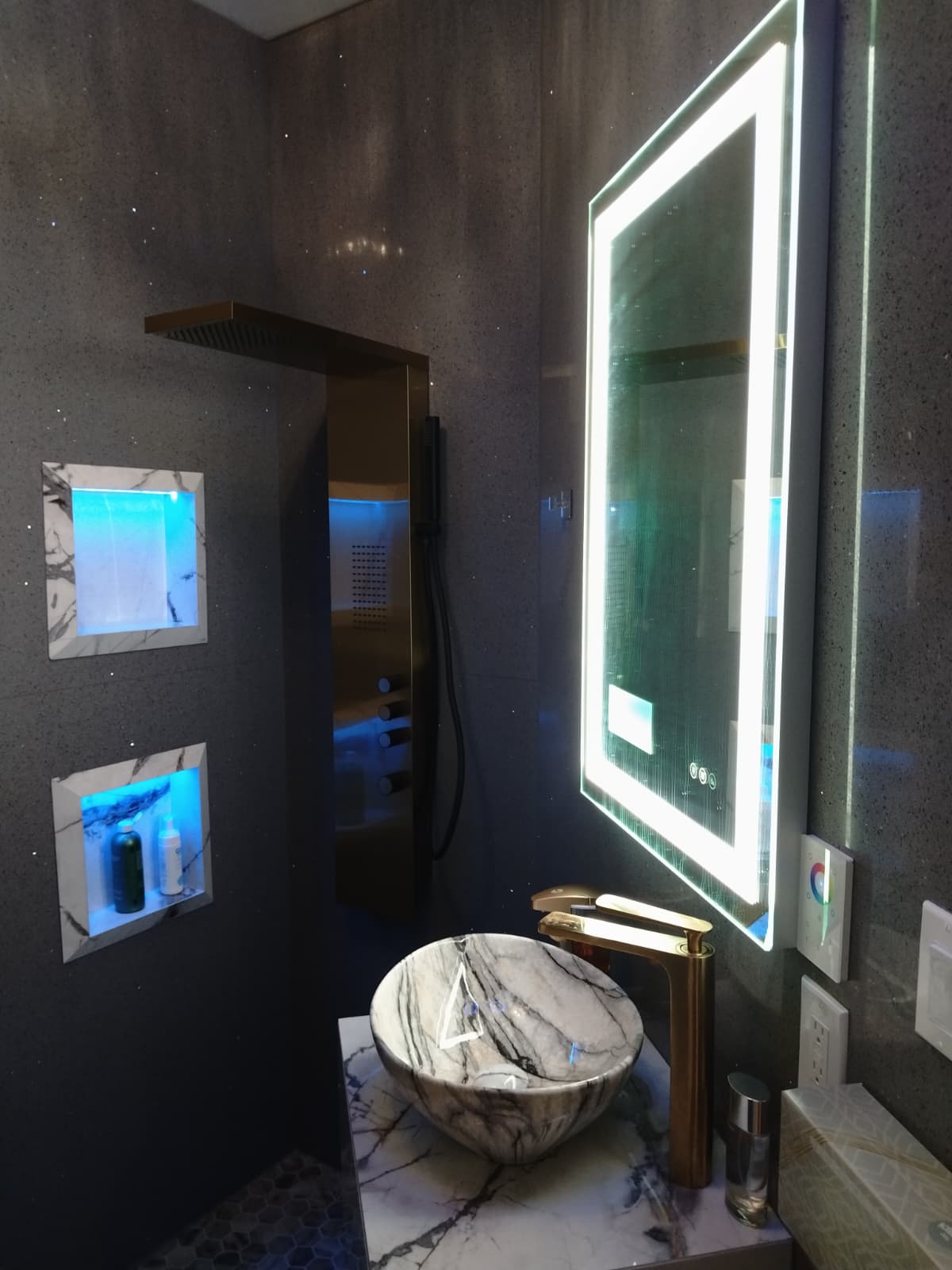 Mirror lighting installation